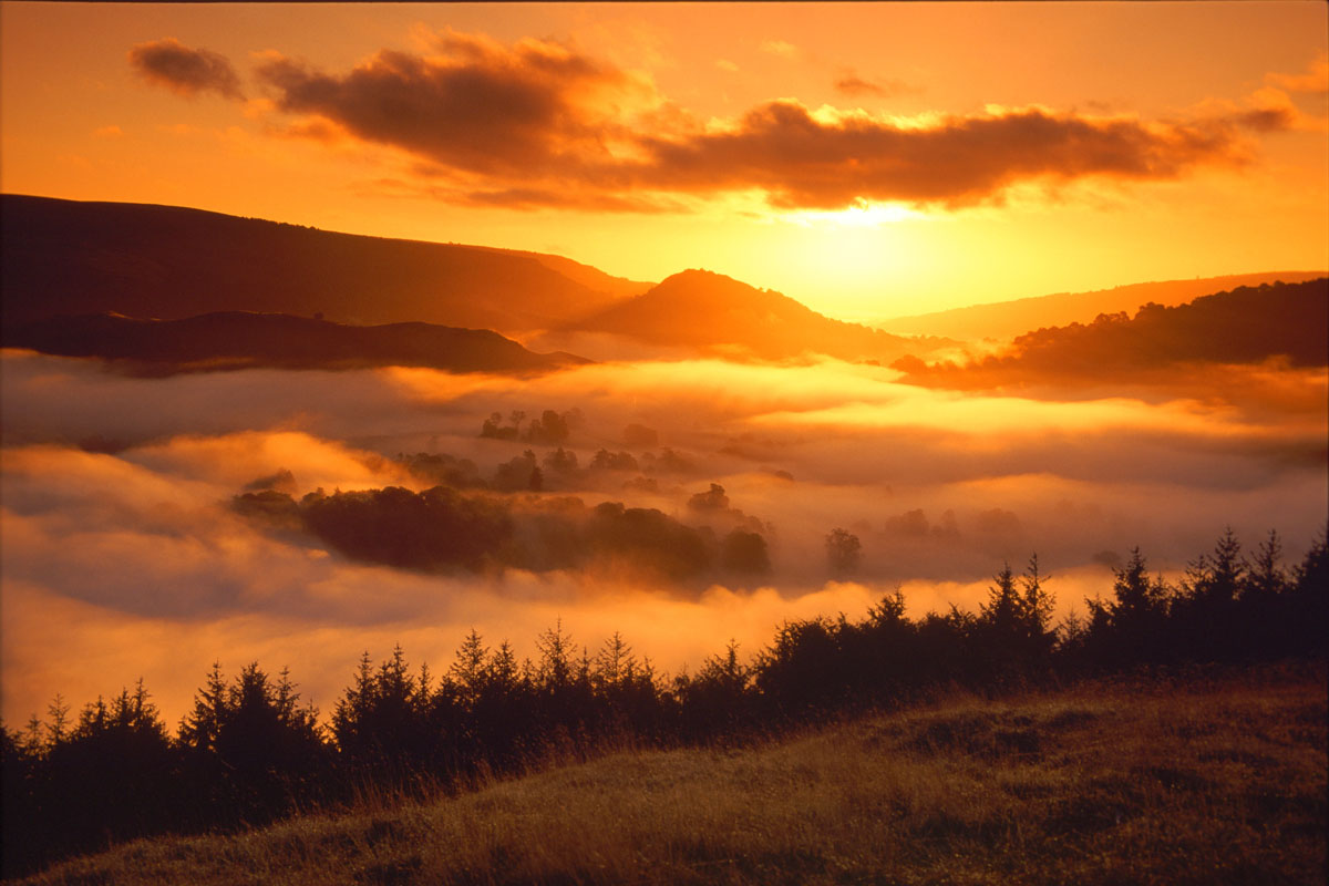 Castell Dinas BrÔn and the Dee Valley, sunrise